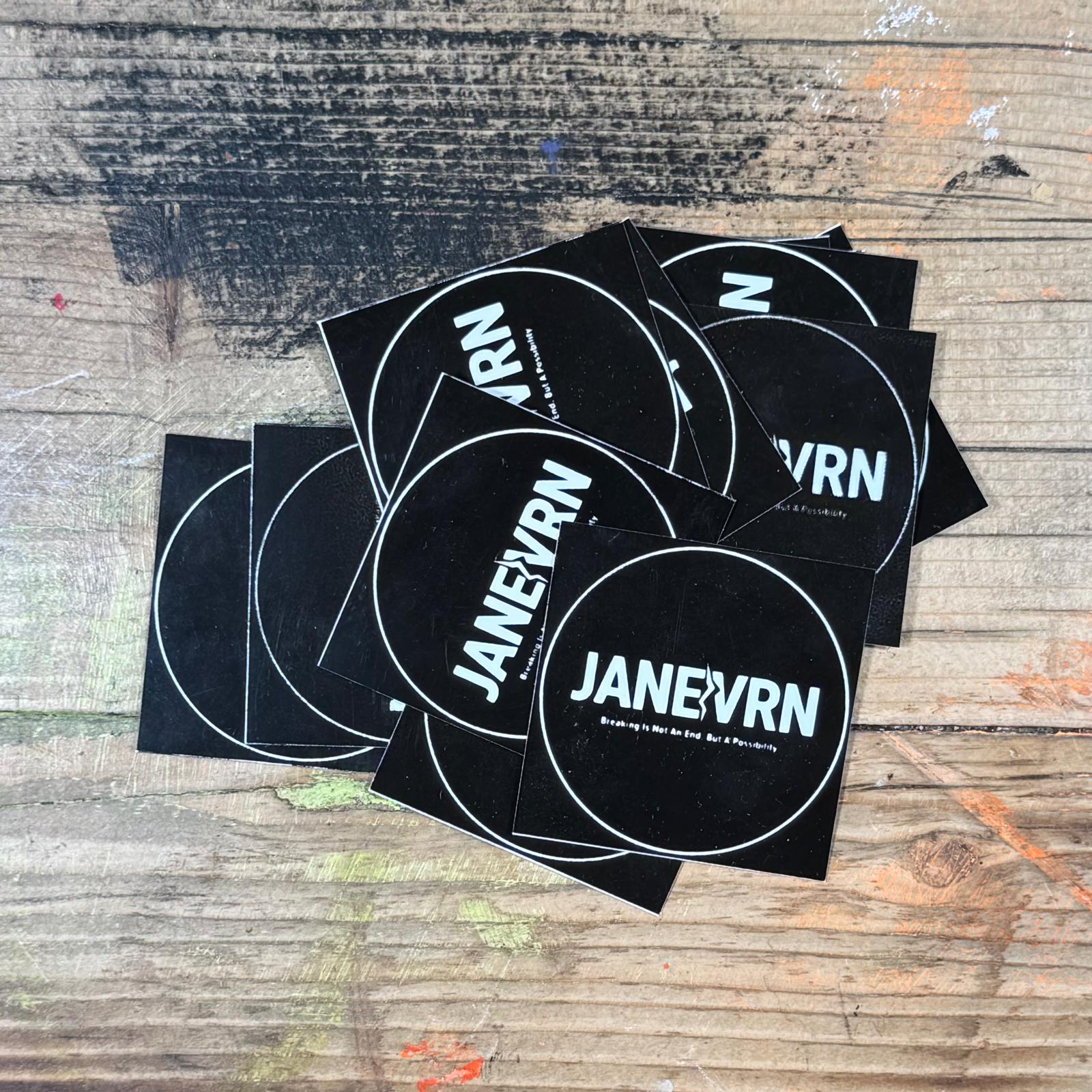 JANEVRN Sticker #001 – runder schwarzer Logo-Sticker